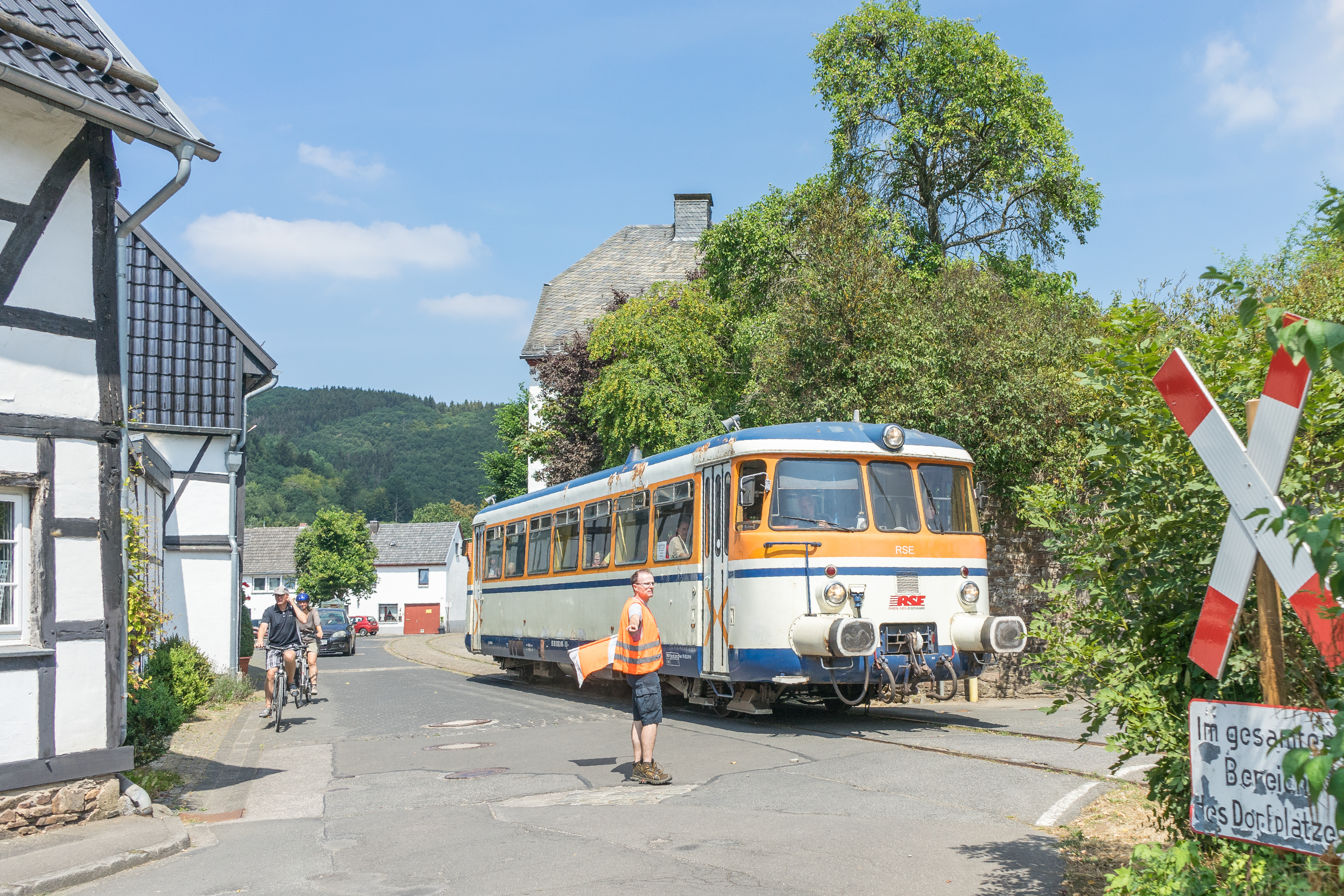 Ausflugsverkehr auf der Oleftalbahn mit RSE-Schienenbus (MAN). In Olef f?hrt die Bahn direkt ?ber den Dorfplatz - IGE Erlebnisreisen | 
