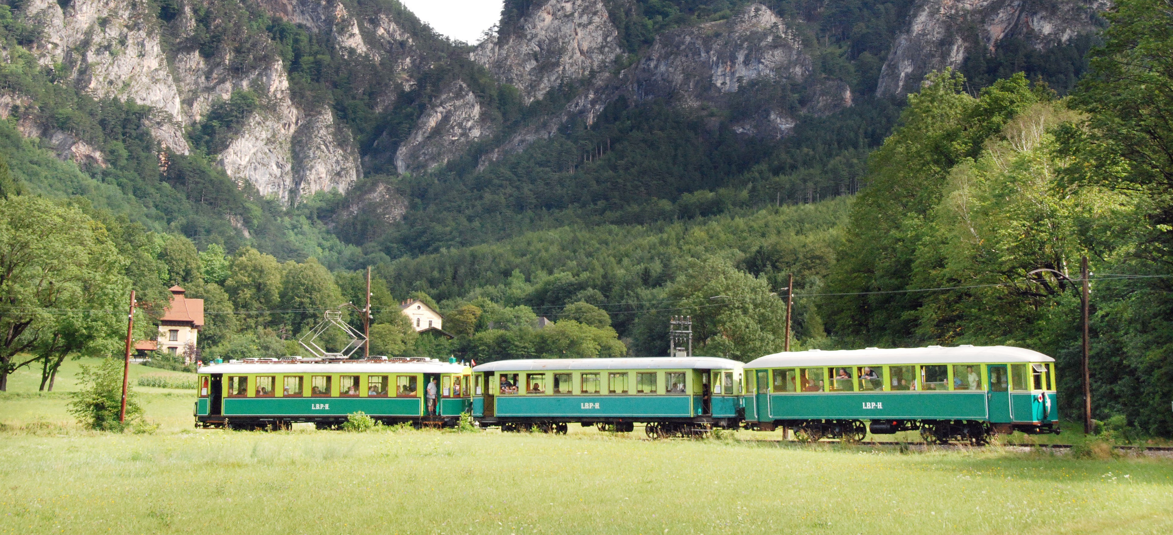 3-Wagenzug fhrt durch die Thalhofschleife Richtung Reichenau, im Hintergrund die Eng - IGE Erlebnisreisen